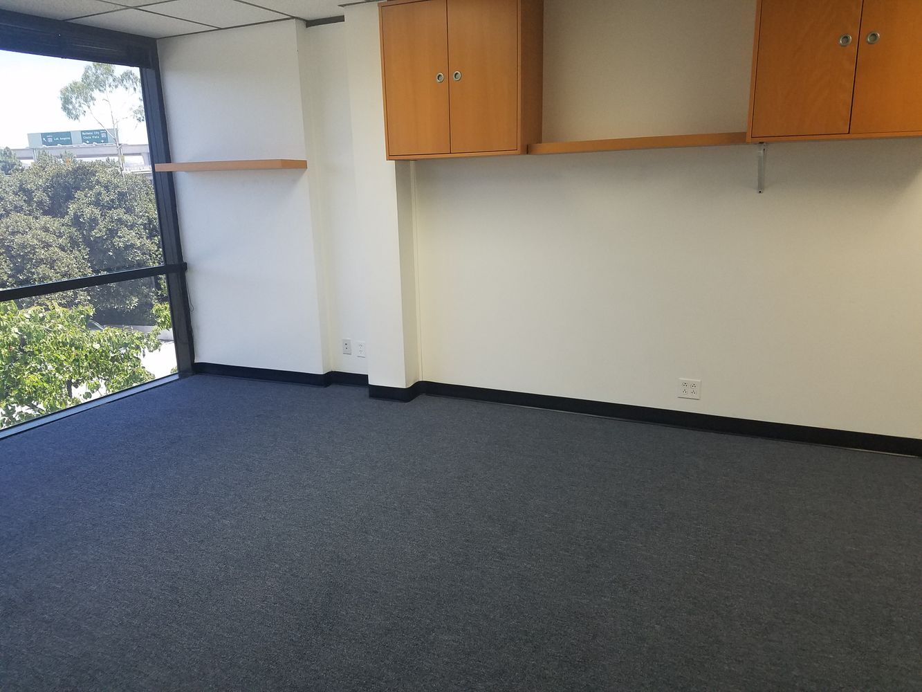 BEST VIEW IN THE VALLEY. EXTRA LARGE, PRIVATE OFFICE. SEVERAL USES.